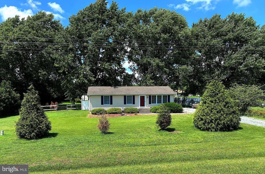 Nice country rancher on 1 acre, features 3 bedrooms, 1 full bath, kitchen with SS appliances, spacious living room, separate laundry, hardwood floors throughout, tankless hot water heater, 24 x 40' pole barn....Make your move  before someone else does