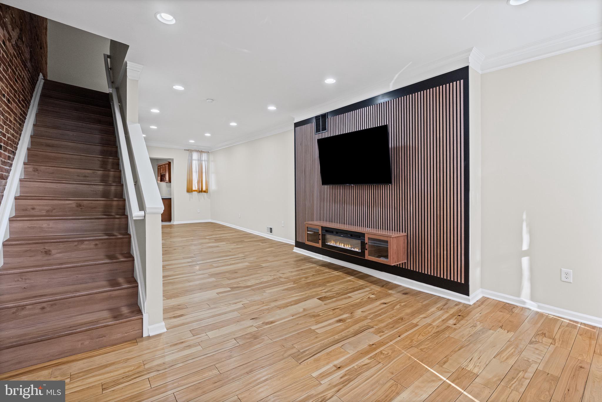 1027 N BROADWAY