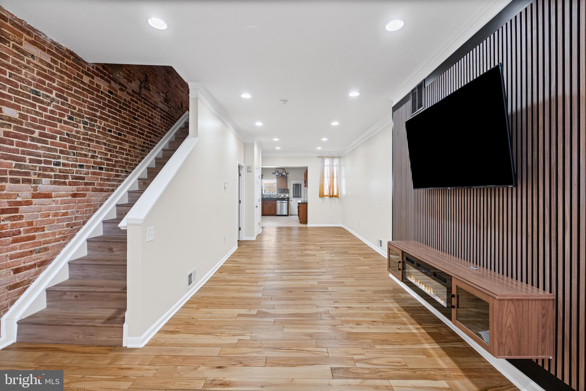 1027 N BROADWAY