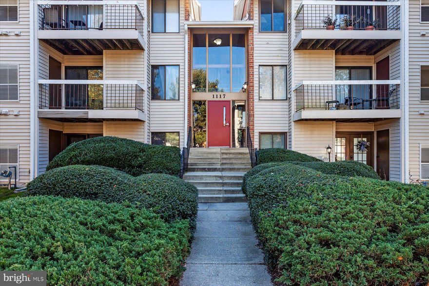 Lovely 2 bedroom, 2 bath ground level condo in highly sought after Castle Harbour community.  New luxury flooring, freshly painted, new appliances.  Kitchen has new cabinets and countertops.  New Water Heater and  newer HVAC.  2  new Glass sliders to lovely back  patio with access to yard.  2 exterior storage sheds.  Community pool.  Lovely well manicured grounds. Conveniently located close to shopping.