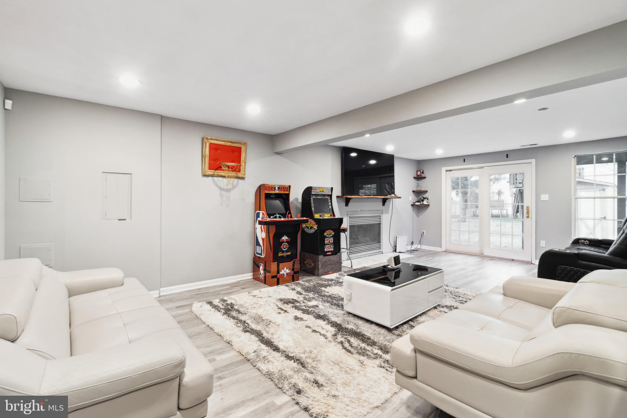 PIKESWOOD VILLAGE - Residential