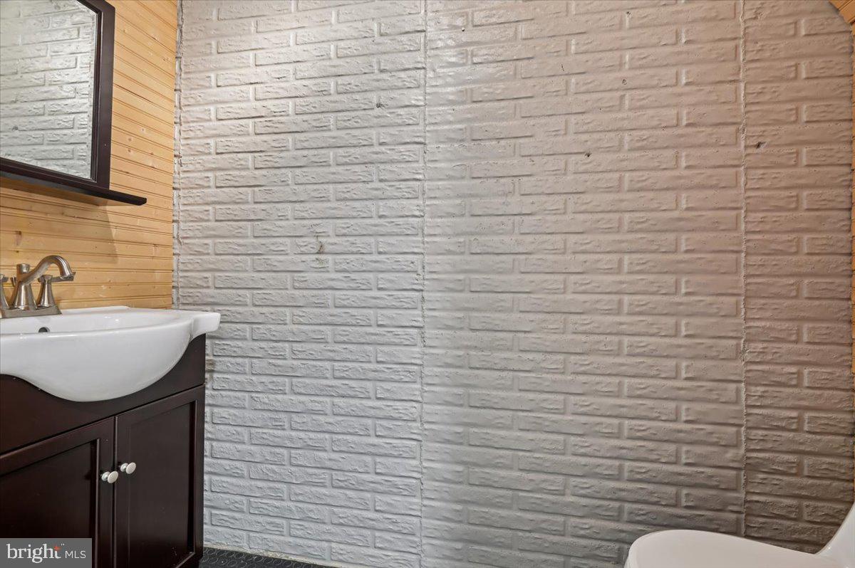 VILLAGE OF THOMAS RUN - Residential