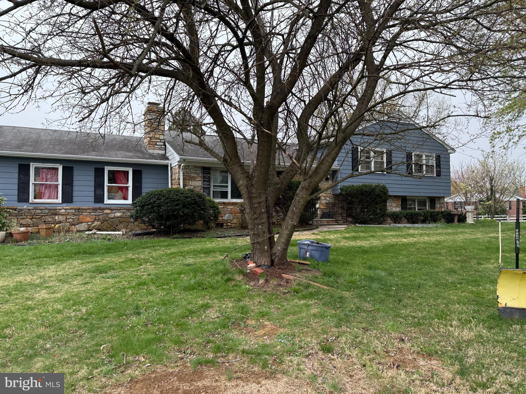 Endless potential on this prime 2.73-acre lot! Whether you're looking to renovate or build new, this property presents a lucrative opportunity. The existing home offers 4 bedrooms – 3 on the upper level and 1 on the lower level – along with 2 full baths. Additional infrastructure includes a 1,000-foot deep well and a septic system designed for 3 bathrooms. The property also features a 2-car attached garage, an asphalt driveway, and a 2-car work shed located at the entrance of the second acre.
***The cars on the lot do not convey, and the house is being sold as-is. ***
The property is currently tenant-occupied with a month-to-month lease, providing flexible timing for investors. A 30-day notice is required for move-out, and showings require a 2-hour notice.
Don't miss out on this rare investment opportunity in a highly desirable location!