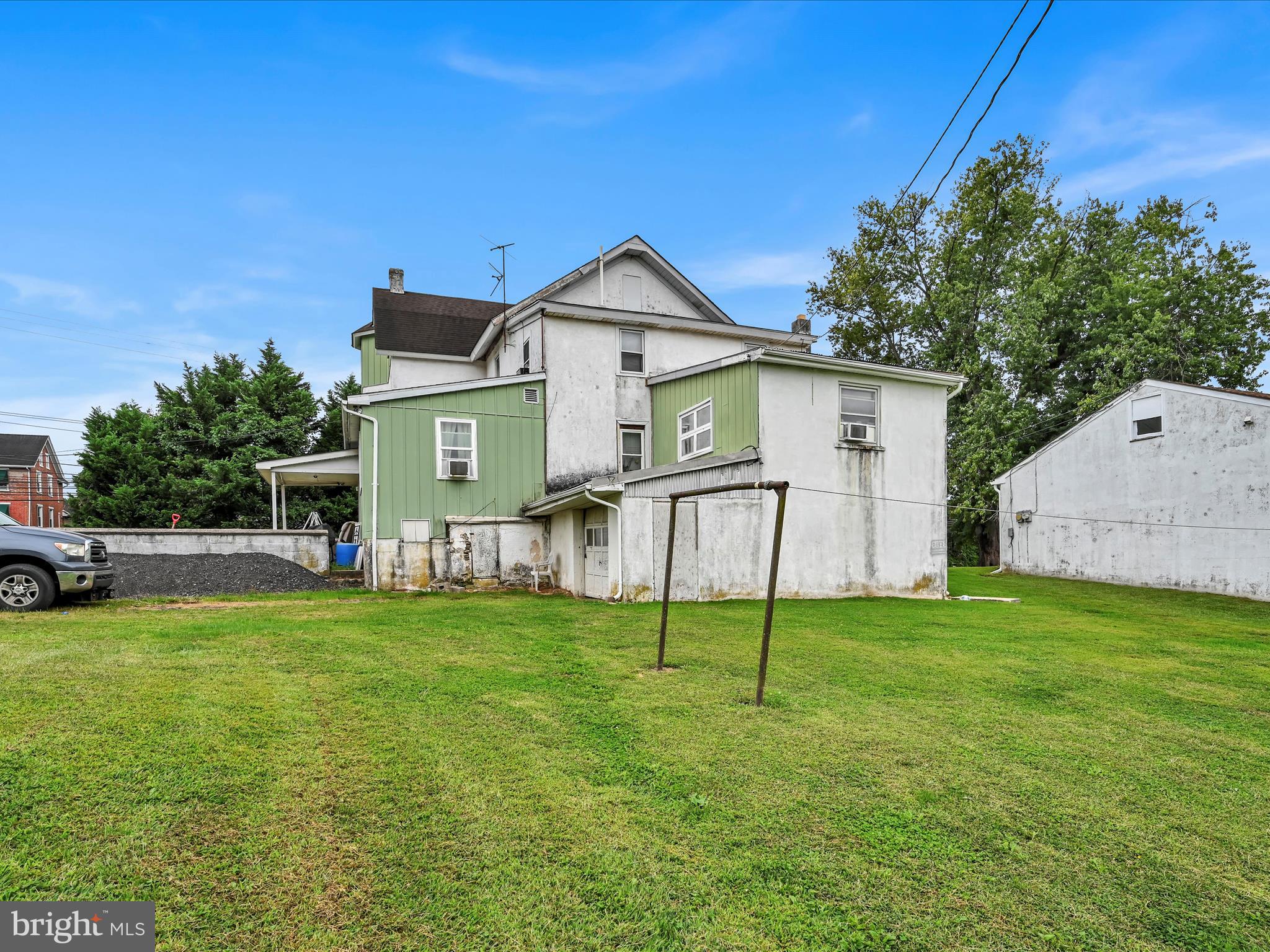 Main image without alt text