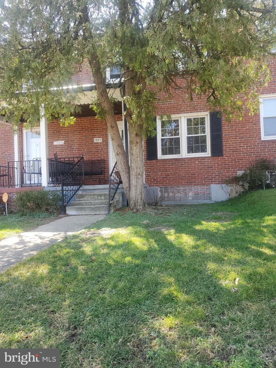 property has mold in lower level  living room ceiling  damaged.  Three Bedroom Town Home . 1 full bath/ half bath in lower level. Living room, dining room, kitchen,  spacious back yard,