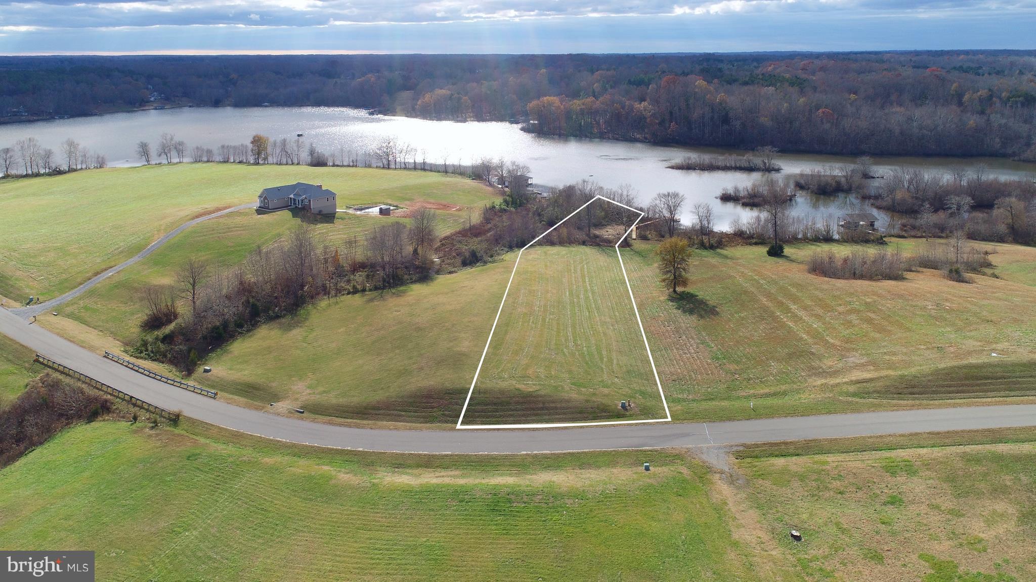 LANDS END ON LAKE ANNA - Land