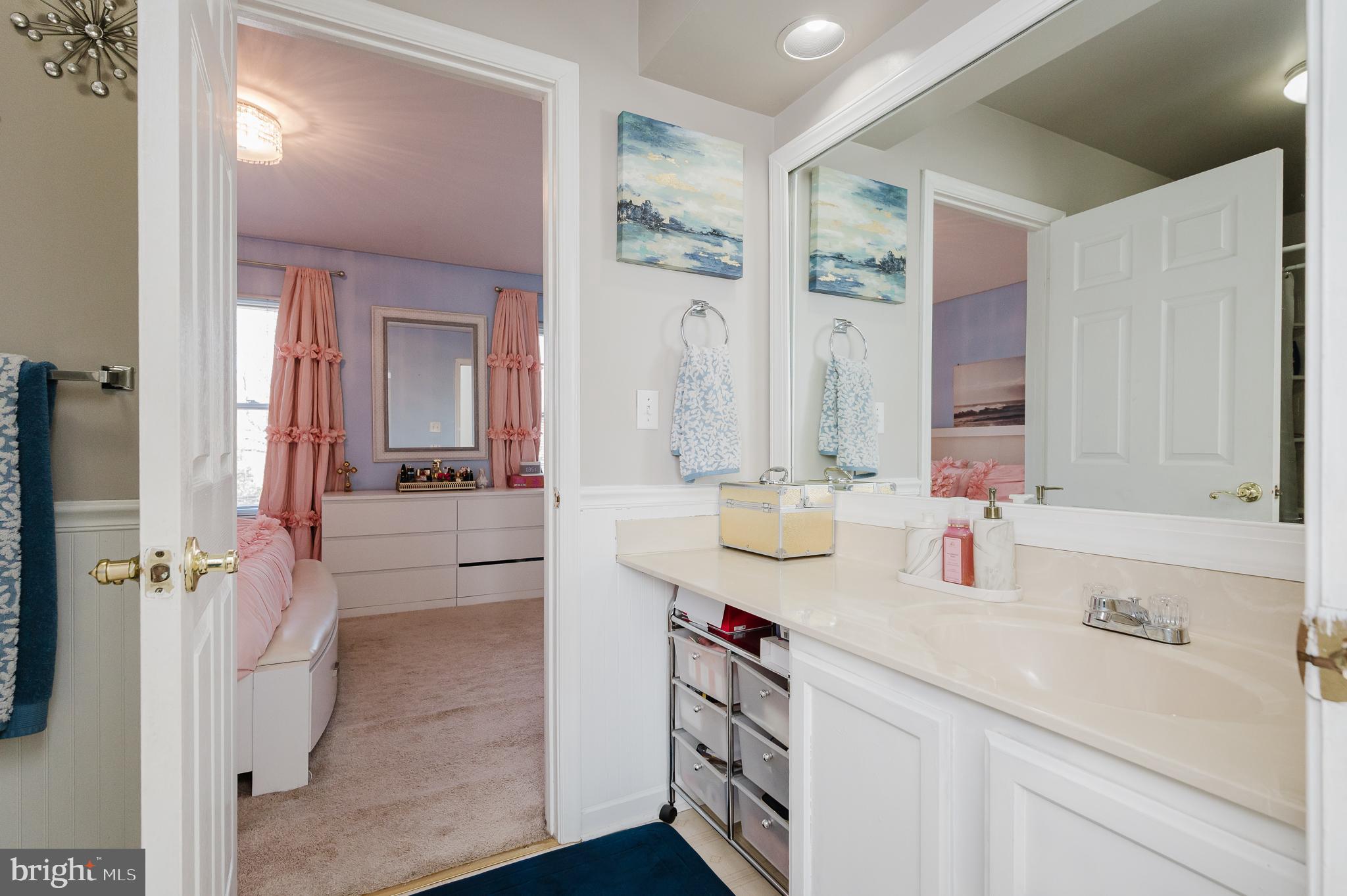 CONSTANT FRIENDSHIP - Residential