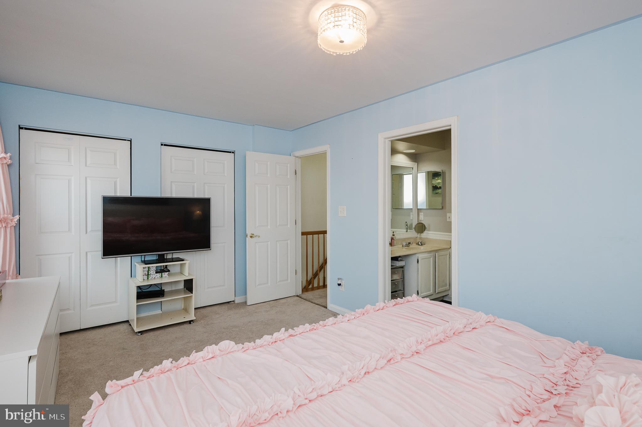 CONSTANT FRIENDSHIP - Residential