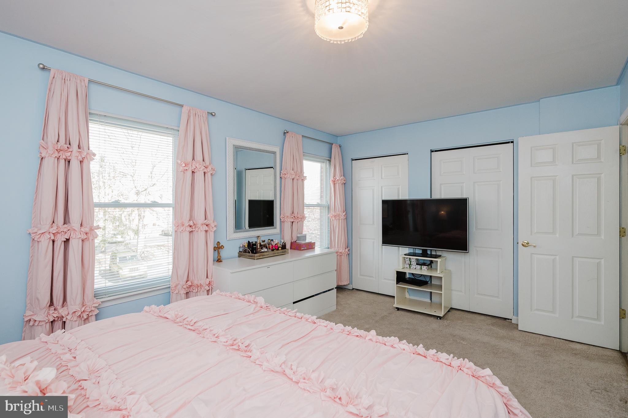 CONSTANT FRIENDSHIP - Residential