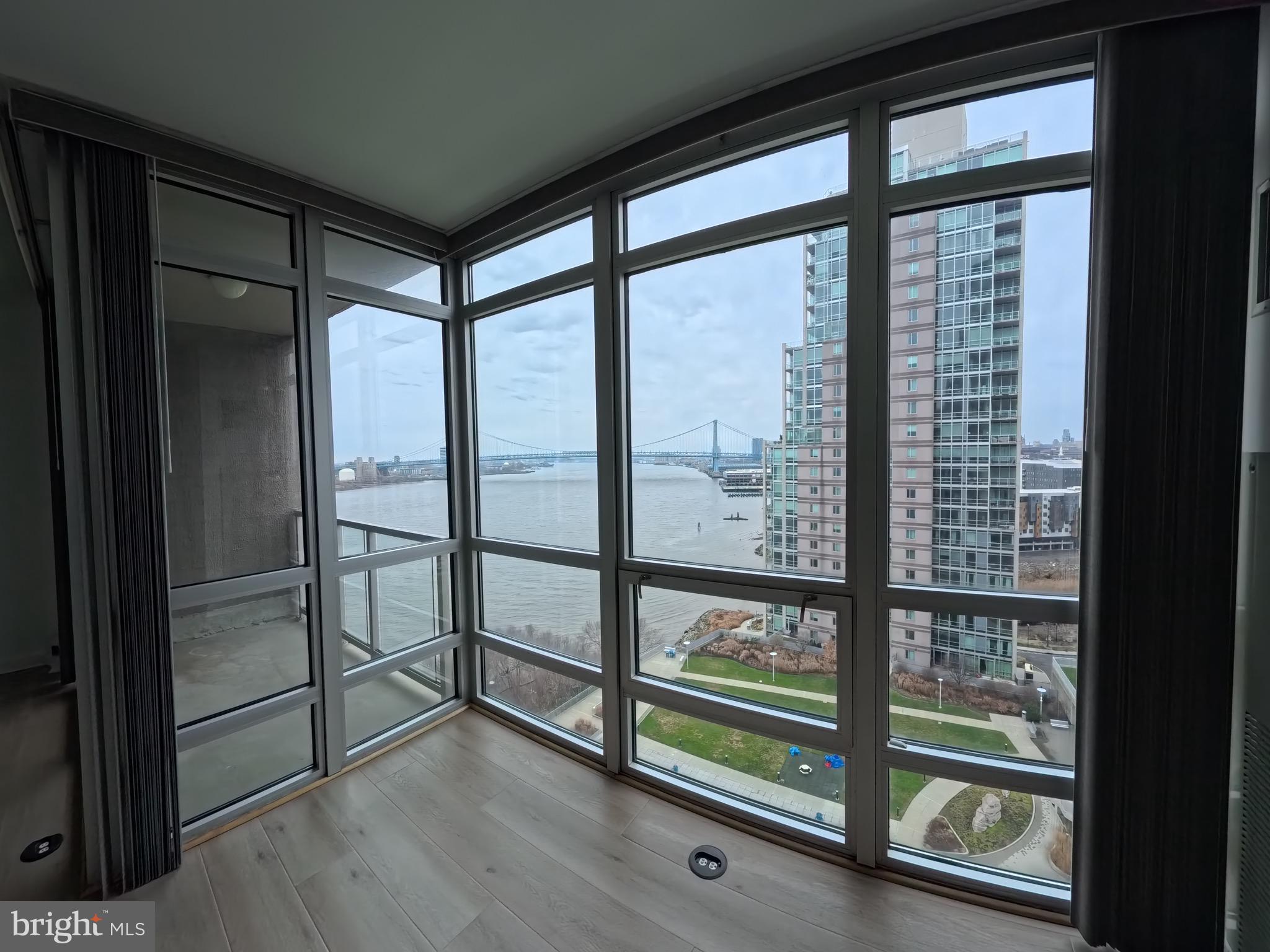 WATERFRONT SQUARE - Residential