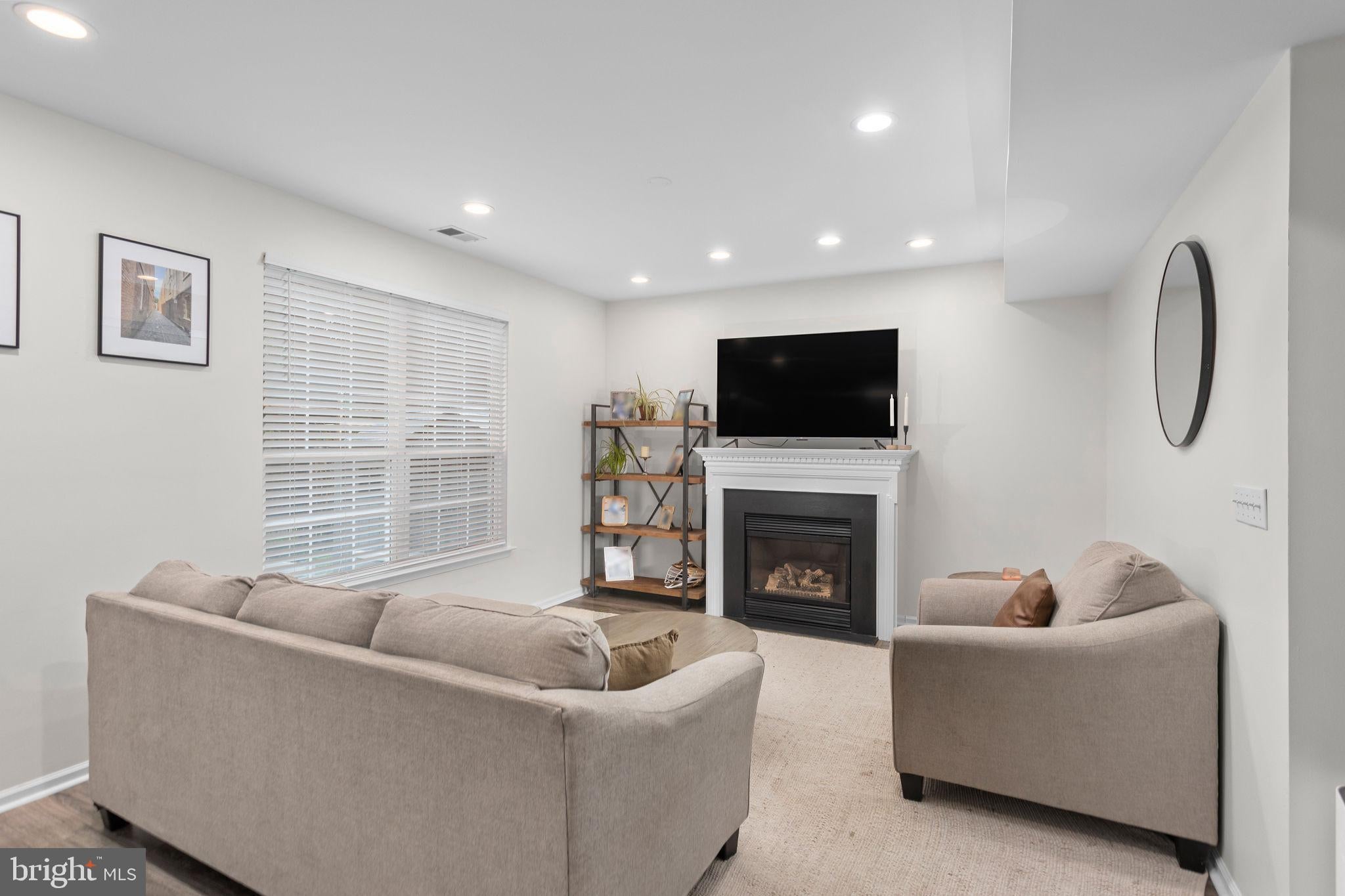 11 LINCOLN DRIVE