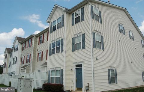 Townhouse For Rent - 8221 Barrington Court #41<br/> SEVERN, MD 21144