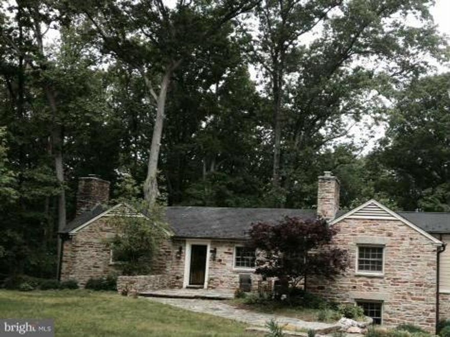 Wonderful  rental situated on lovely landscaped grounds with separate carriage house. Open space living/dining room with eat in kitchen and breakfast room.. stone patio overlooking wooded lot