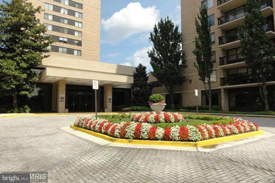 Newly renovated home w/large rms throughout. Cooking is a pleasure in large Country Kit w/breakfast area & new stainless steel appliances. New Hdwd flooring in living room, dining & hallway. Balcony with an amazing view. Amenities including party room, library, pool, sauna, gym, billiard room & 24hr security. Great Location, near Arlington, DC, MARK Center, NOVA, Public Transportation & Shopping.