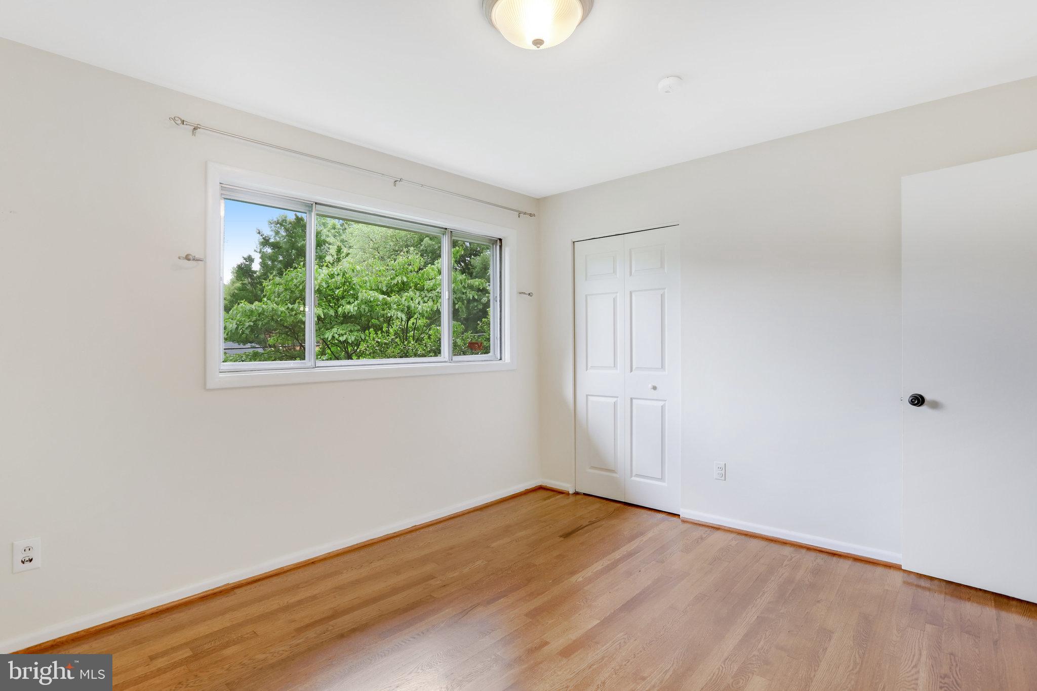 LAKE BARCROFT - Residential