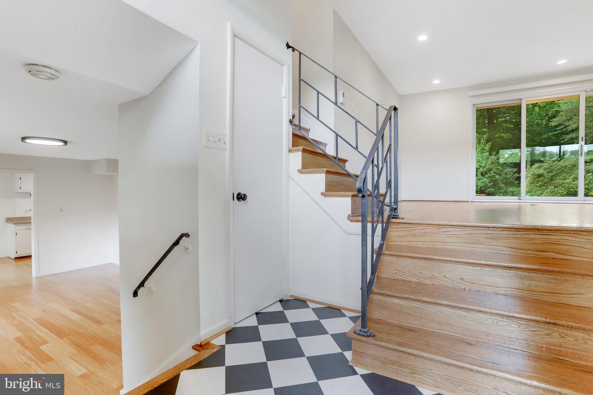 LAKE BARCROFT - Residential