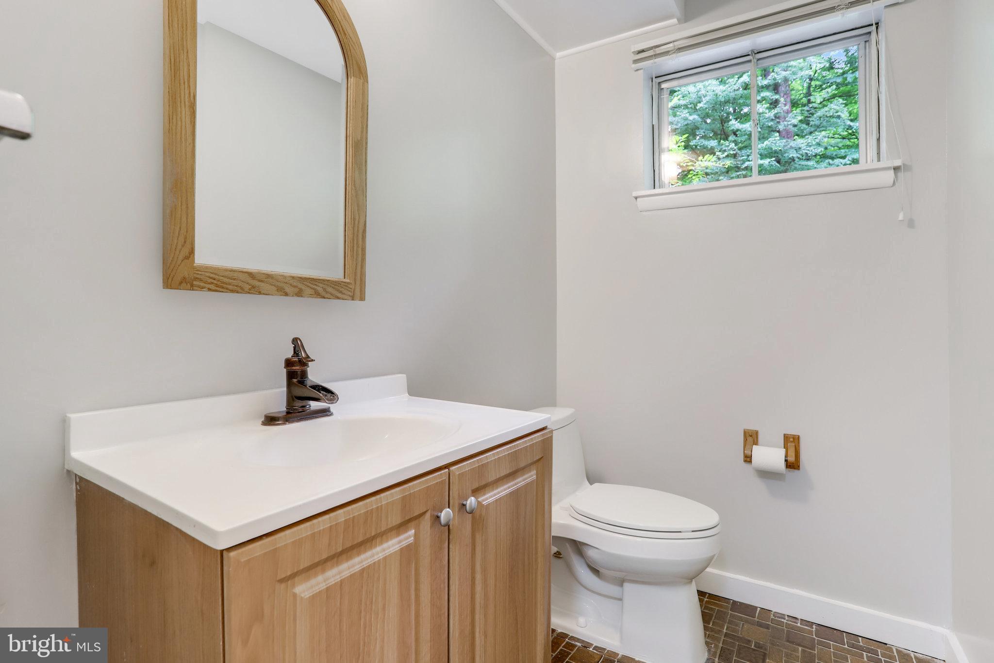 LAKE BARCROFT - Residential