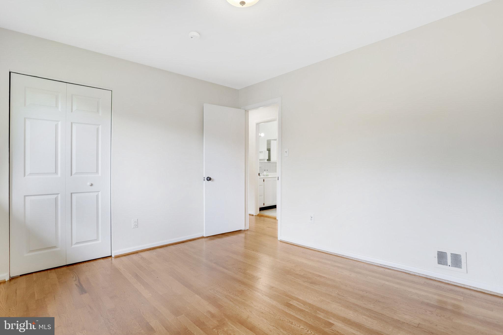 LAKE BARCROFT - Residential