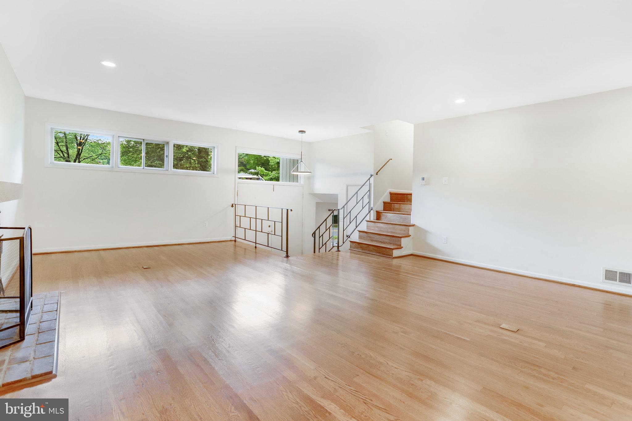 LAKE BARCROFT - Residential