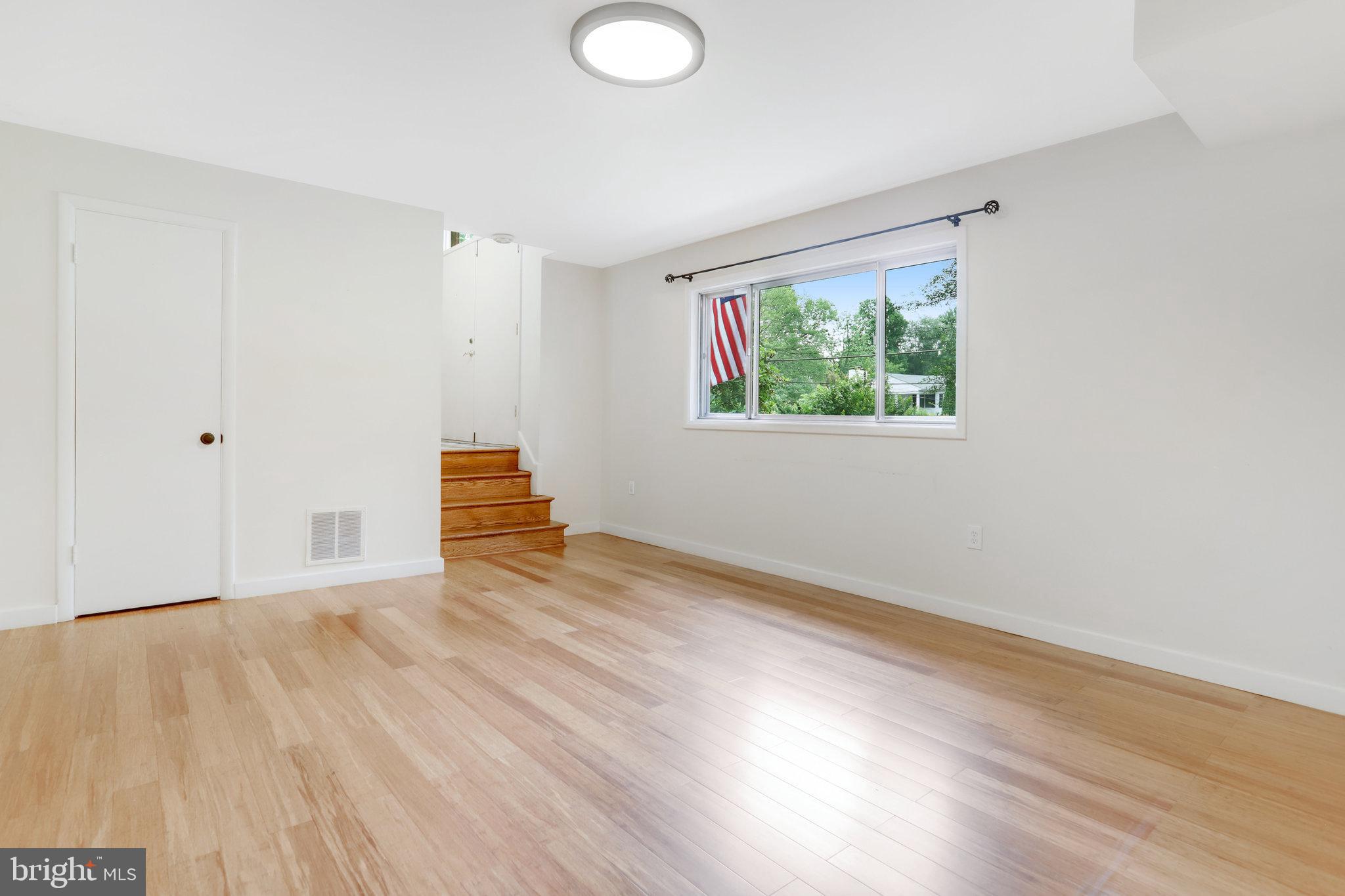 LAKE BARCROFT - Residential