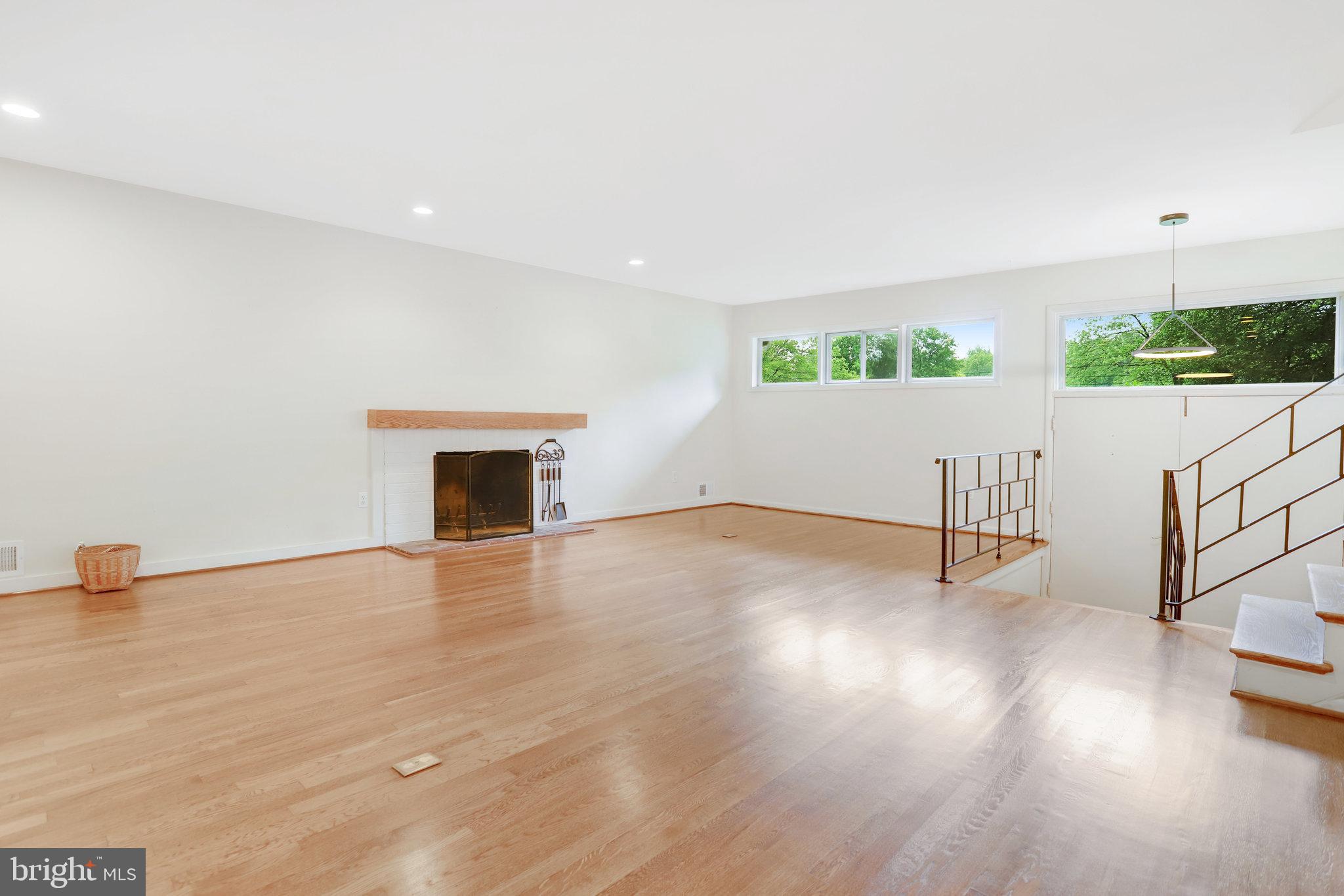 LAKE BARCROFT - Residential