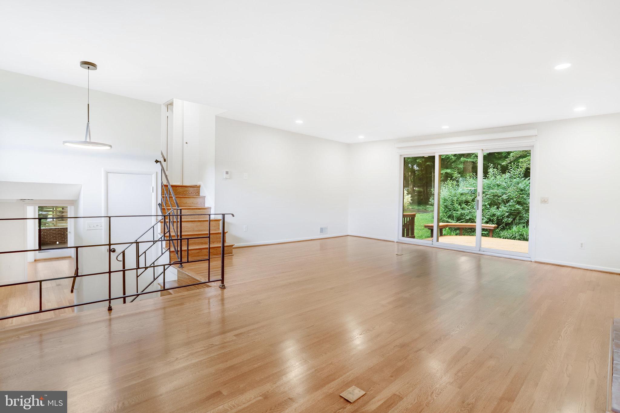 LAKE BARCROFT - Residential