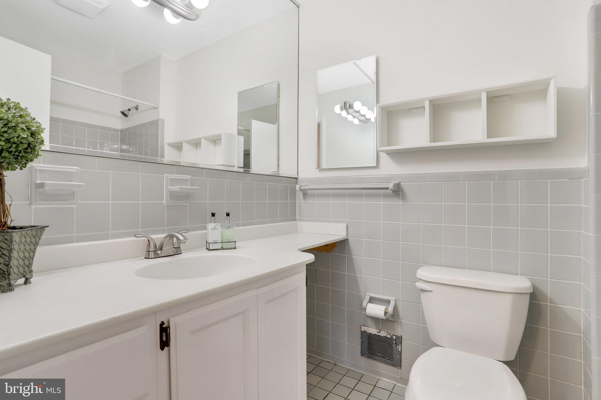 LAKE BARCROFT - Residential