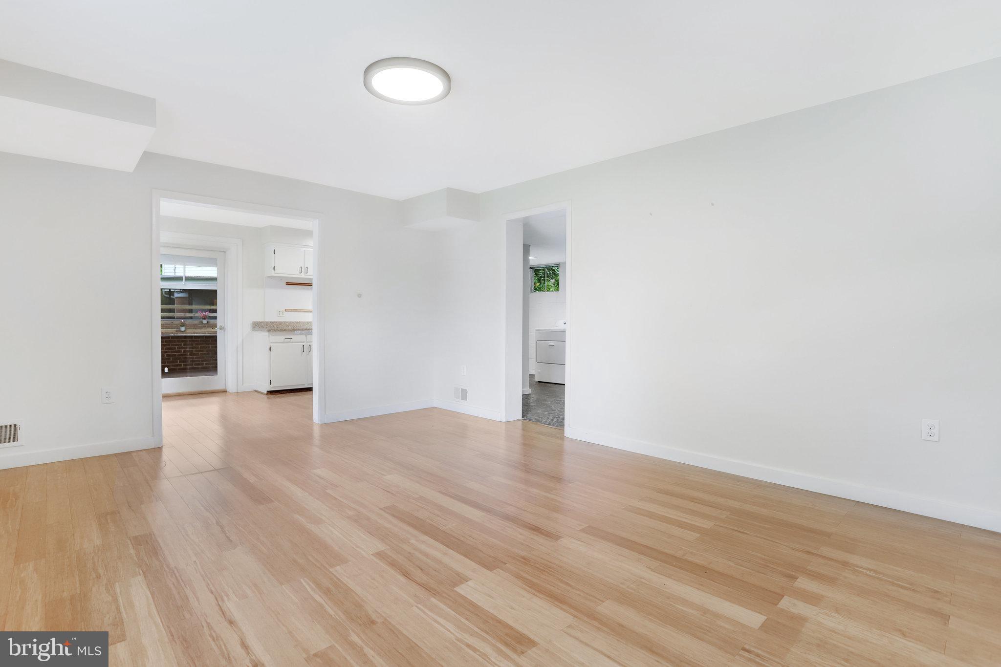 LAKE BARCROFT - Residential