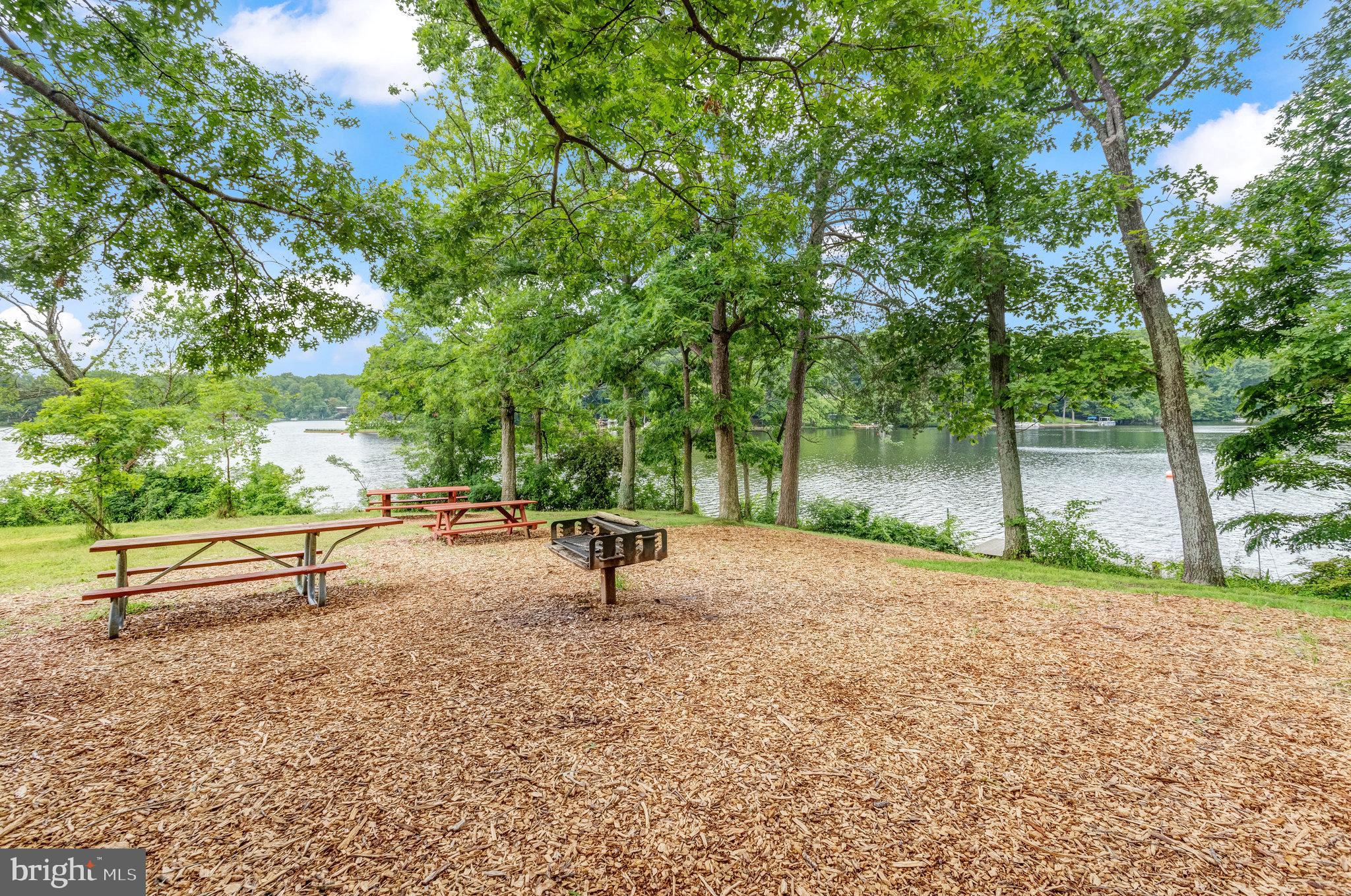 LAKE BARCROFT - Residential