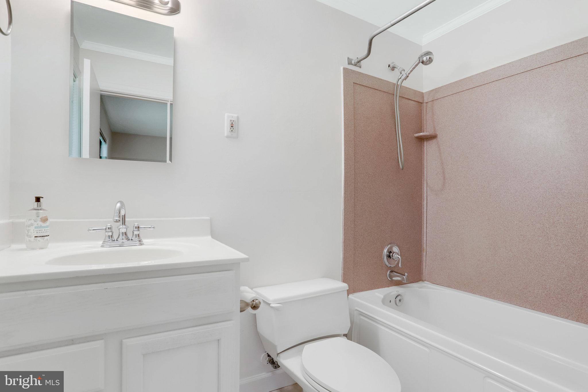 LAKE BARCROFT - Residential