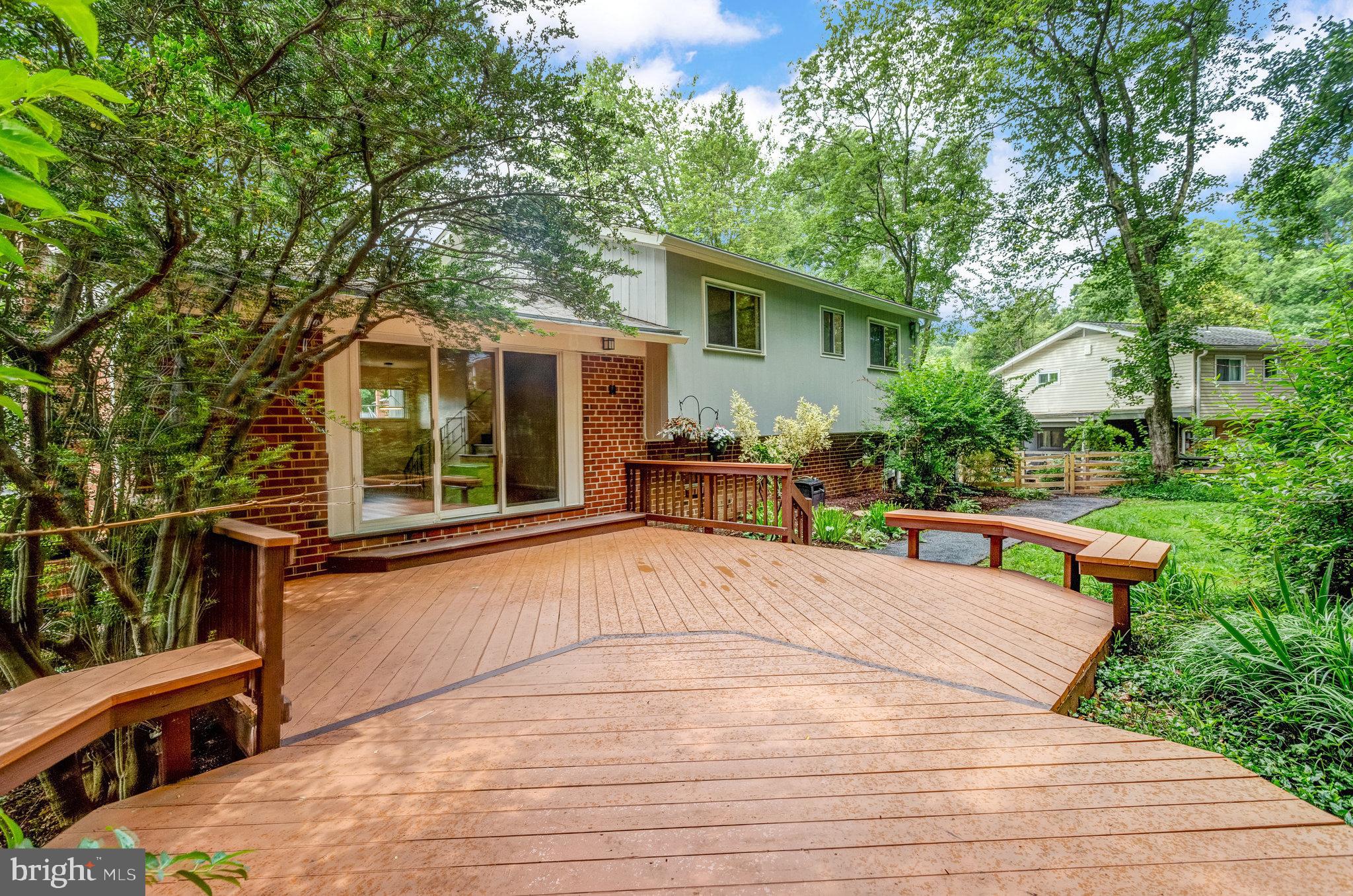 LAKE BARCROFT - Residential