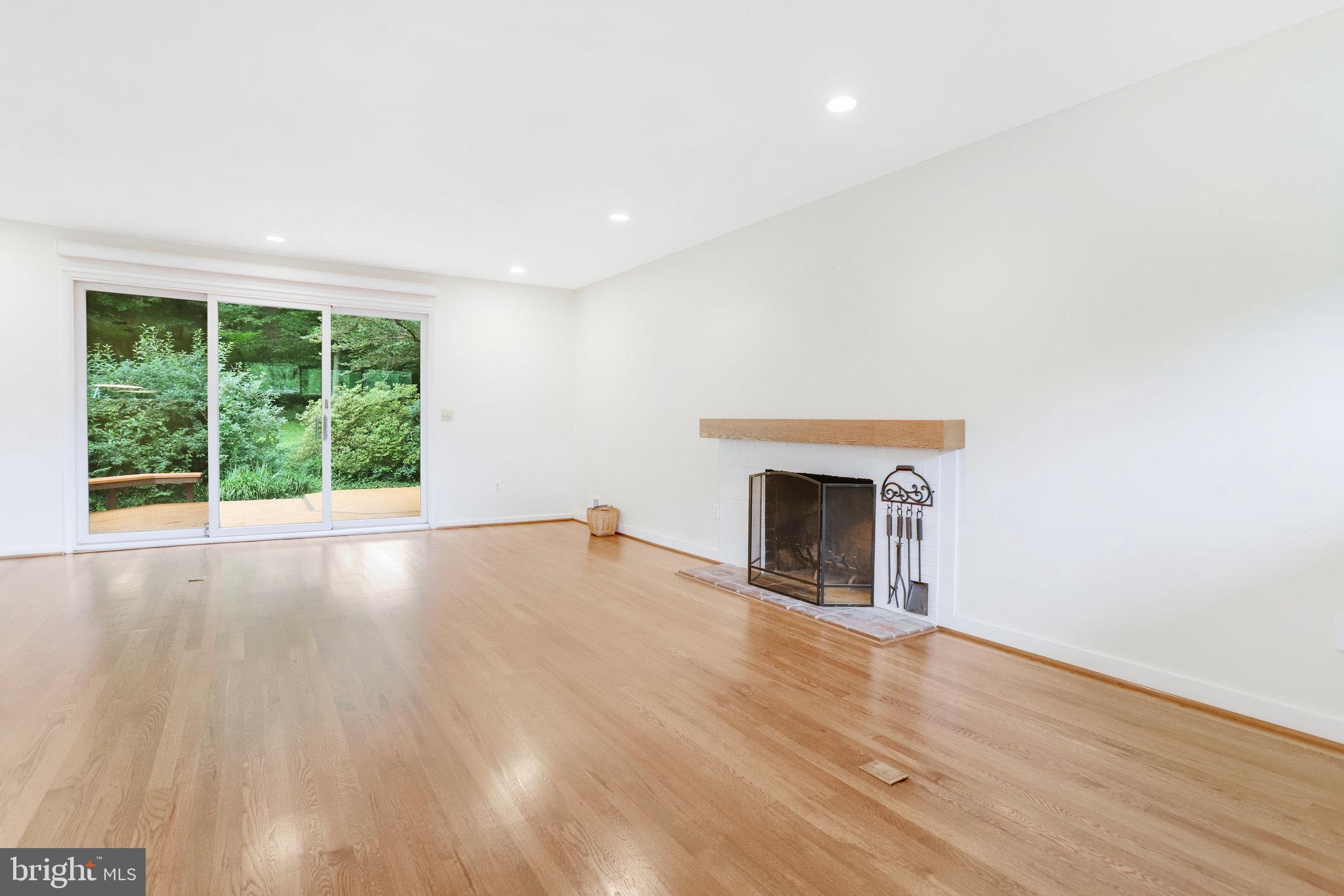 LAKE BARCROFT - Residential