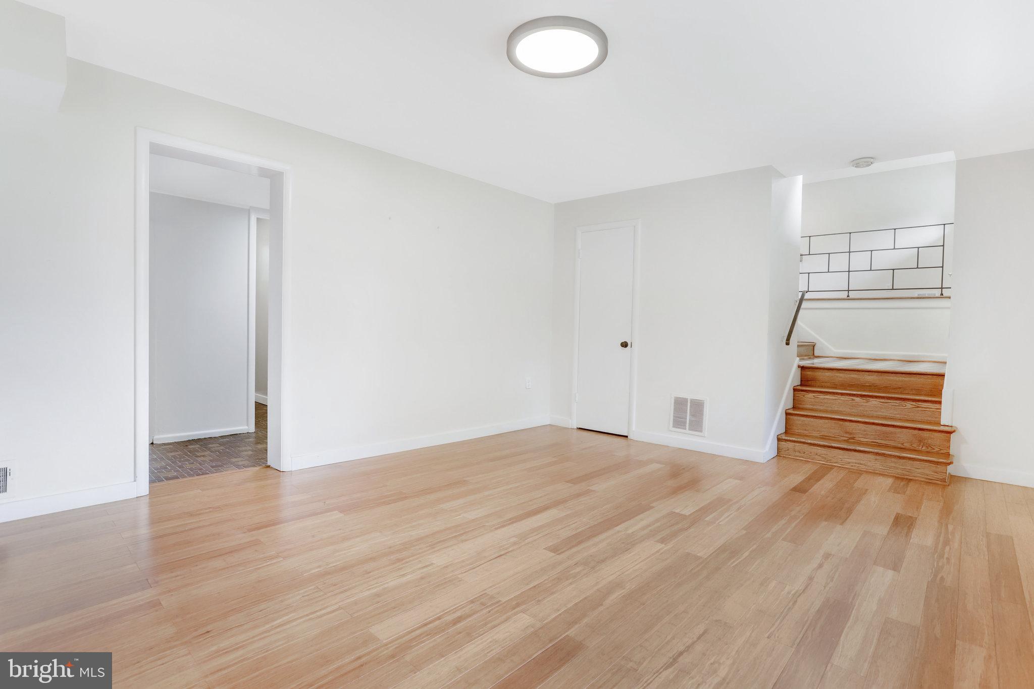 LAKE BARCROFT - Residential