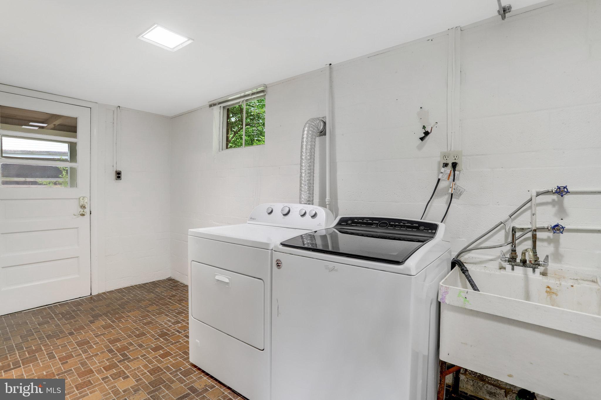 LAKE BARCROFT - Residential