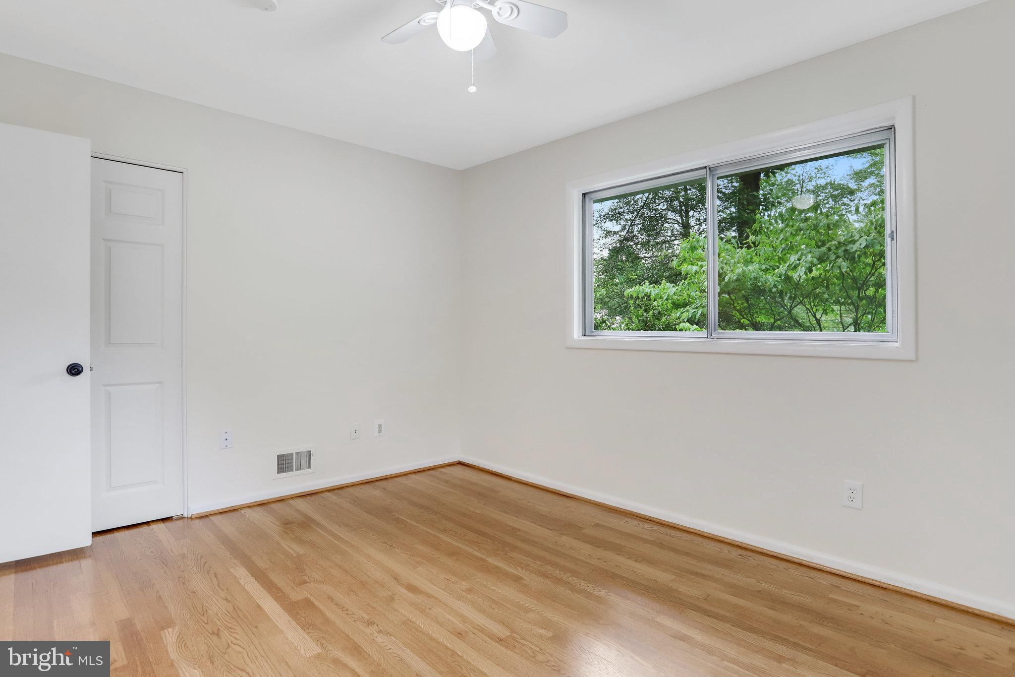 LAKE BARCROFT - Residential