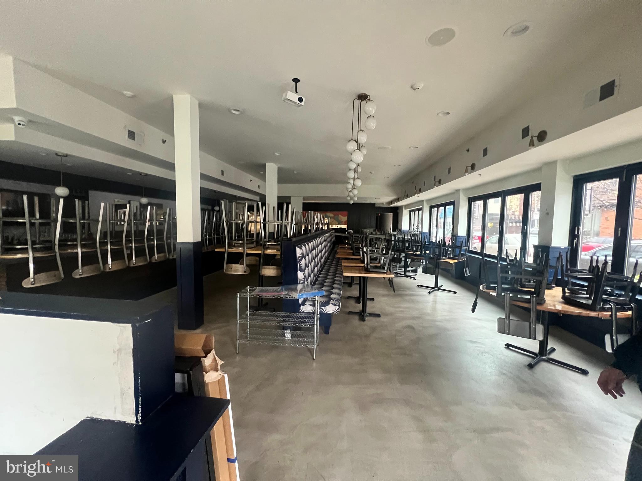 QUEEN VILLAGE - Commercial Lease