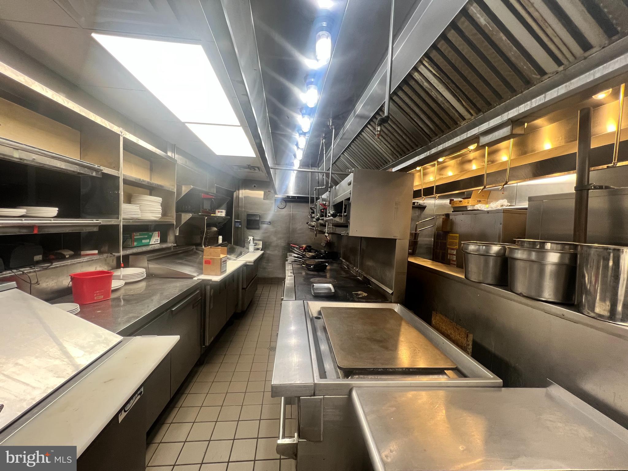 QUEEN VILLAGE - Commercial Lease