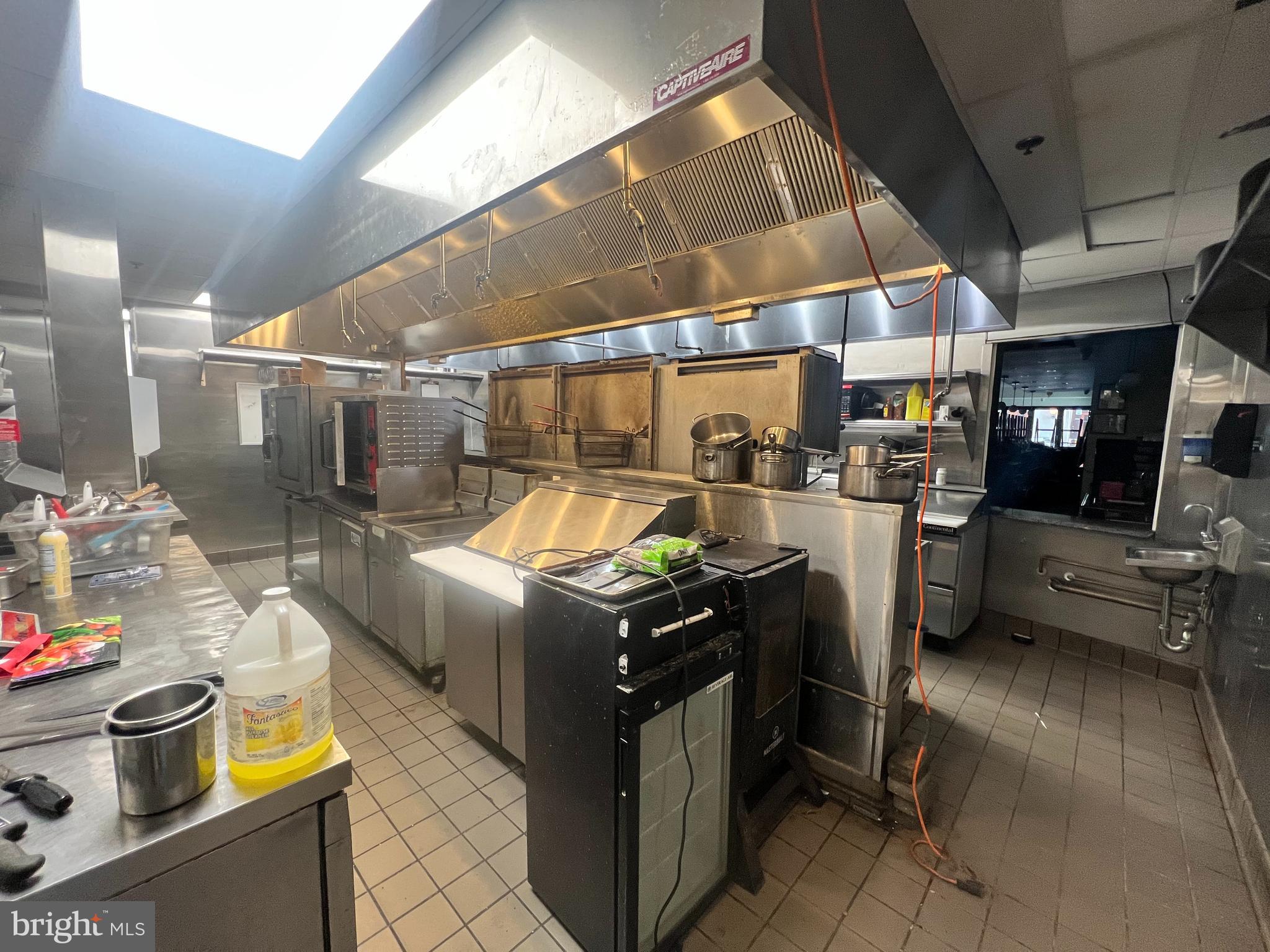 QUEEN VILLAGE - Commercial Lease