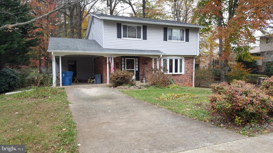 Well maintained home in heart of KPW, Queen Model, 4bdrms,2 full 1 half bath, updated kitchen, fresh paint throughout, roof/siding/waterheater replaced approx. 8 years ago, gas fireplace, enlarged gutters, freezer in basement does not convey, close to schools, carpet allowance,  Sellers are Motivated, agent related to seller