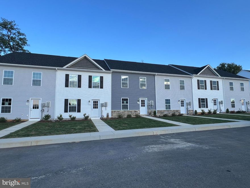 Immediate delivery! The builder is offering 3% in closing costs! This spacious townhouse has 1, 440 square feet of living space. Inside, you'll find a large L-shaped kitchen with plenty of counter space, modern appliances, and storage. The layout connects the kitchen to the dining and living areas, perfect for social gatherings. The family room is bright and inviting with large windows, ideal for relaxing and entertaining. Upstairs, there are three bedrooms. The primary bedroom has an ensuite bathroom, and there are two and a half bathrooms in total for everyone's convenience.