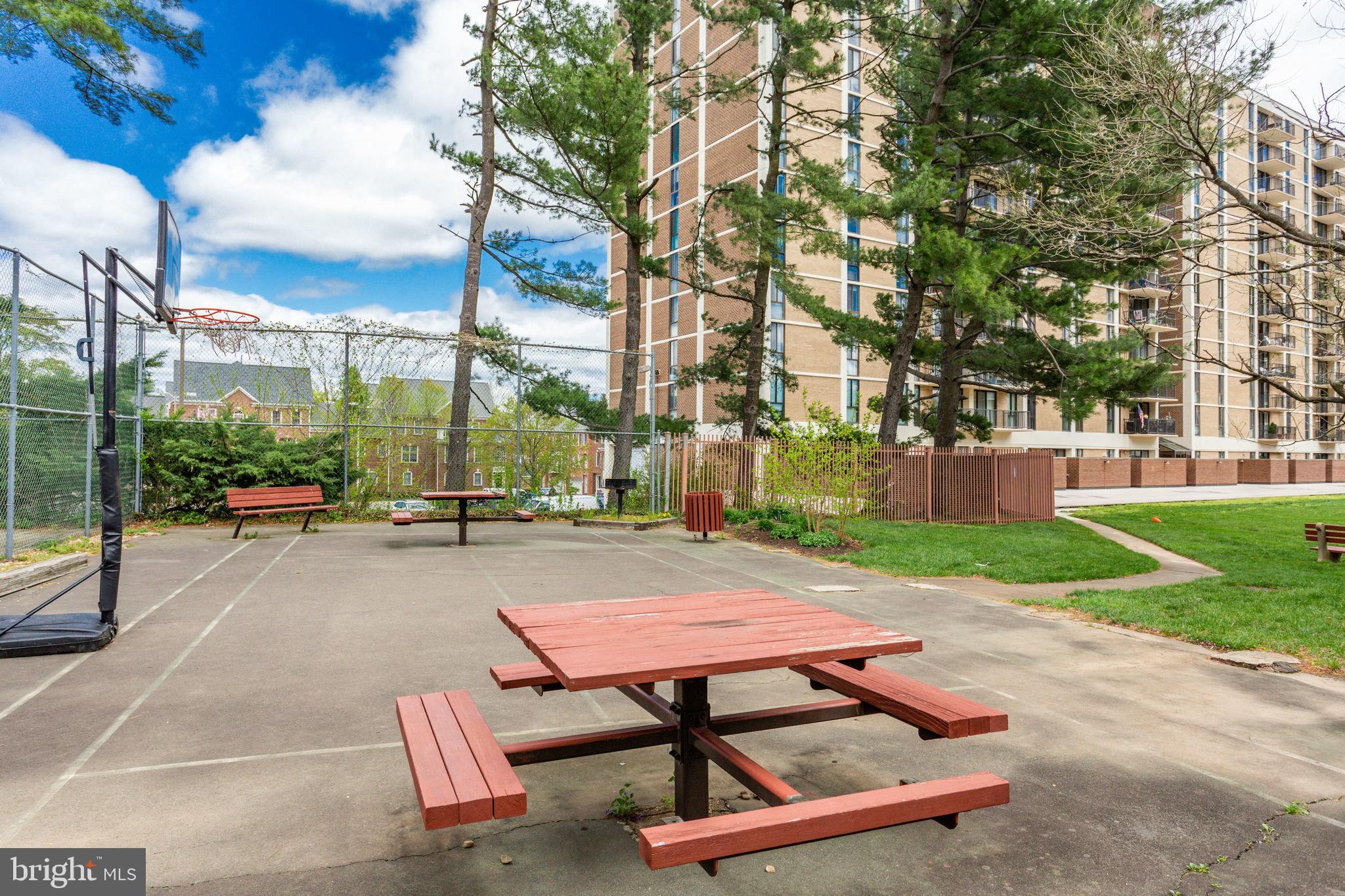 MCLEAN HOUSE NORTH - Residential