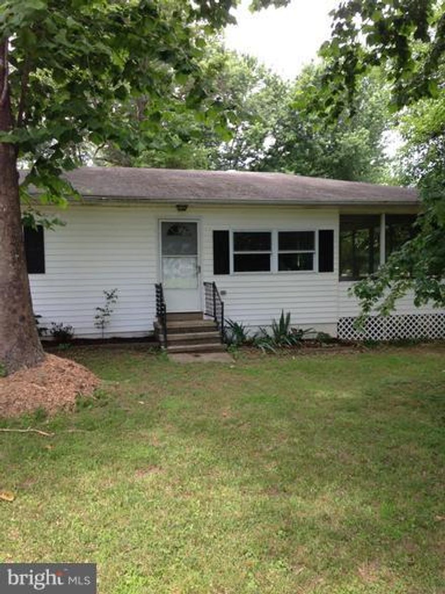 A QUAINT 2 BEDROOM AND 1 BATH RAMBLER, 10 MINUTES FROM RT 5 AND A 5 MINUTE WALK FROM THE BEACH, HAS  BEEN FRESHLY PAINTED, HAS A NEW LAMINATE FLOOR IN THE KITCHEN, NEW CARPETING AND A NEW SCREEN ON THE SCREENED IN SIDE PORCH. WHICH CAN BE EASILY USED FOR PICNIC OR CRAB FEAST! READY FOR IMMEDIATE OCCUPANCY.