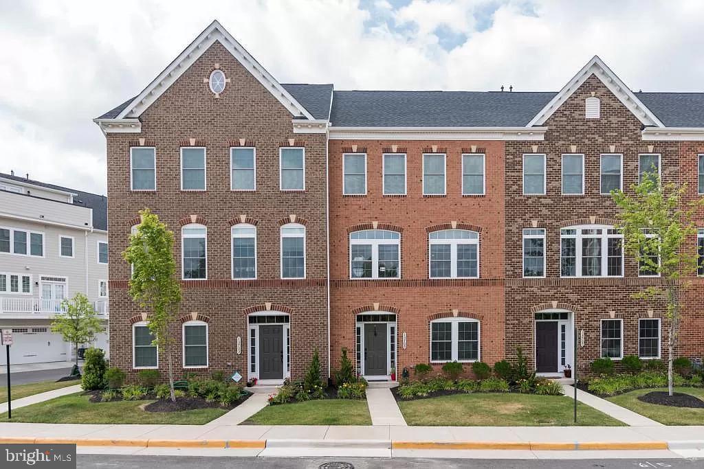 DISCOVERY SQUARE - Residential Lease