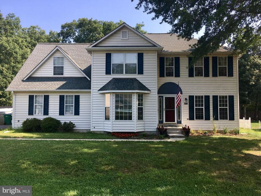 3 bedroom 2 and 1/2 bath two level colonial designed home that features a large bonus room that can be used as a fourth bedroom. Property features a nicely sized eat in kitchen along with an open floor plan throughout the first level. Generous cabinet space throughout the kitchen along with granite counter tops and stainless steel appliances will cater to the chef within.