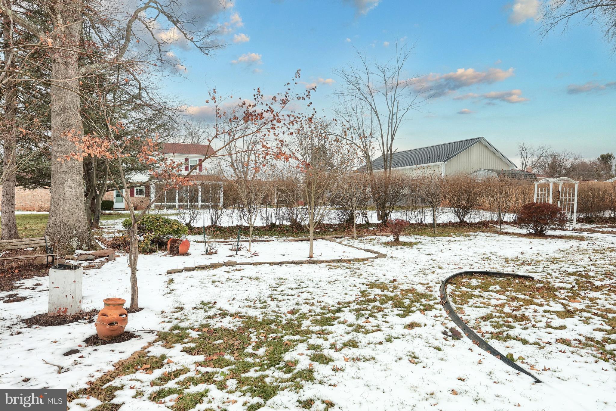 OUTDOOR COUNTRY CLUB WEST - Residential