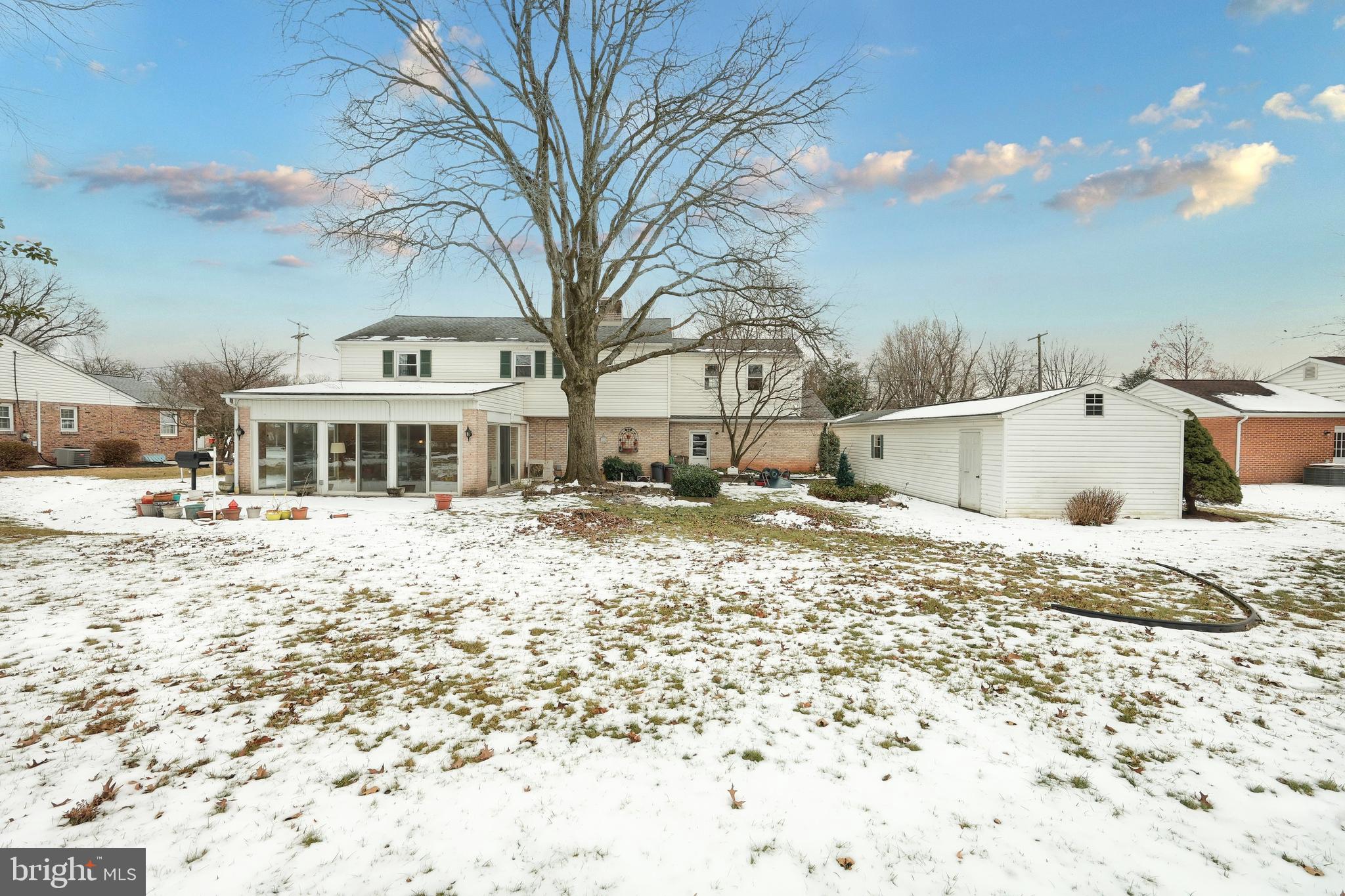 OUTDOOR COUNTRY CLUB WEST - Residential