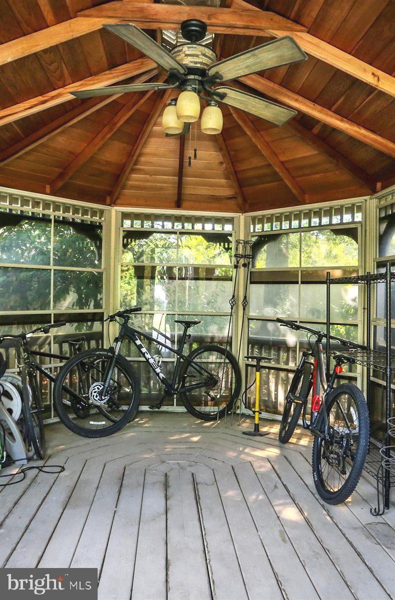 HILLSIDE FARMS - Residential