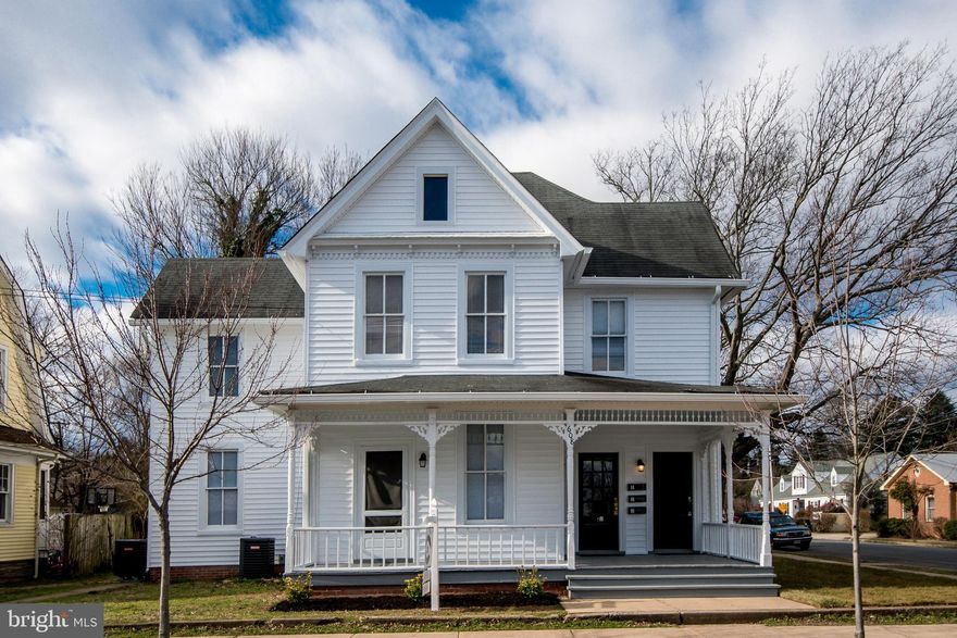 Apartment in Downtown Fredericksburg. Central A/C, stainless appliances. Separate entrance, private rear porch, Large family room and bonus separate office space. Washer/Dryer in unit. Water/Sewer and all exterior maintenance included in rent. Applicants must have a minimum of 675 credit score. Maximum 2 occupants. Sorry, no pets or co-signers allowed.