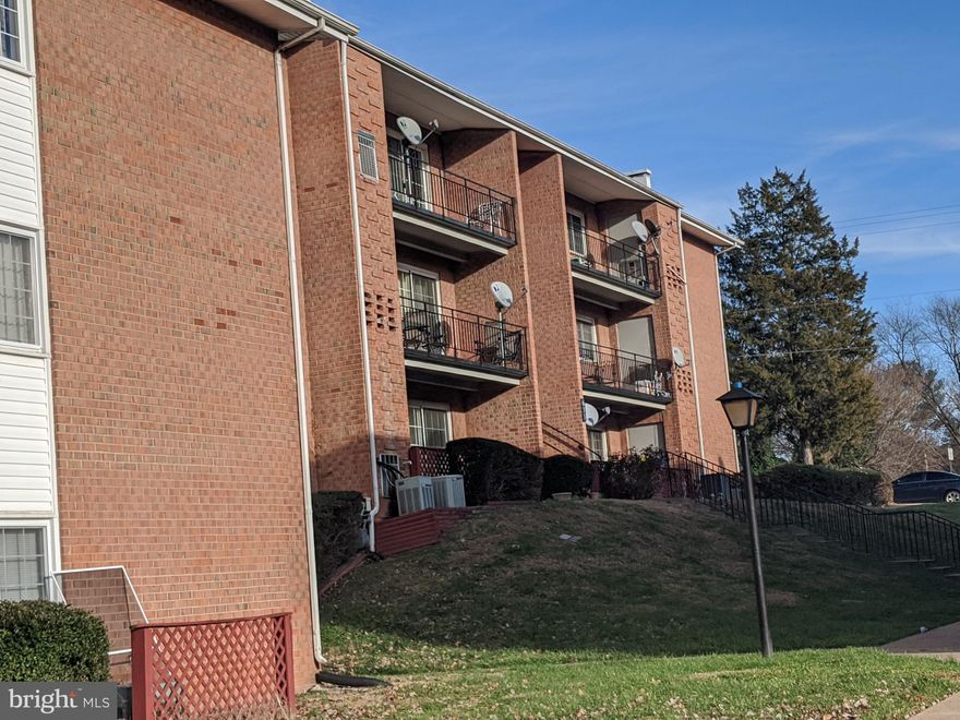 1BR 1BA 3rd Floor Condo.  This is a great opportunity for an investor.  Close to shopping the aquatic center.  A property in Fauquier doesn't come up this often at this price.