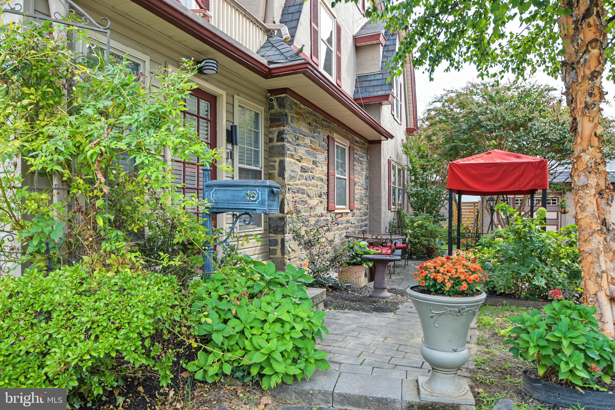 16 GLADSTONE ROAD